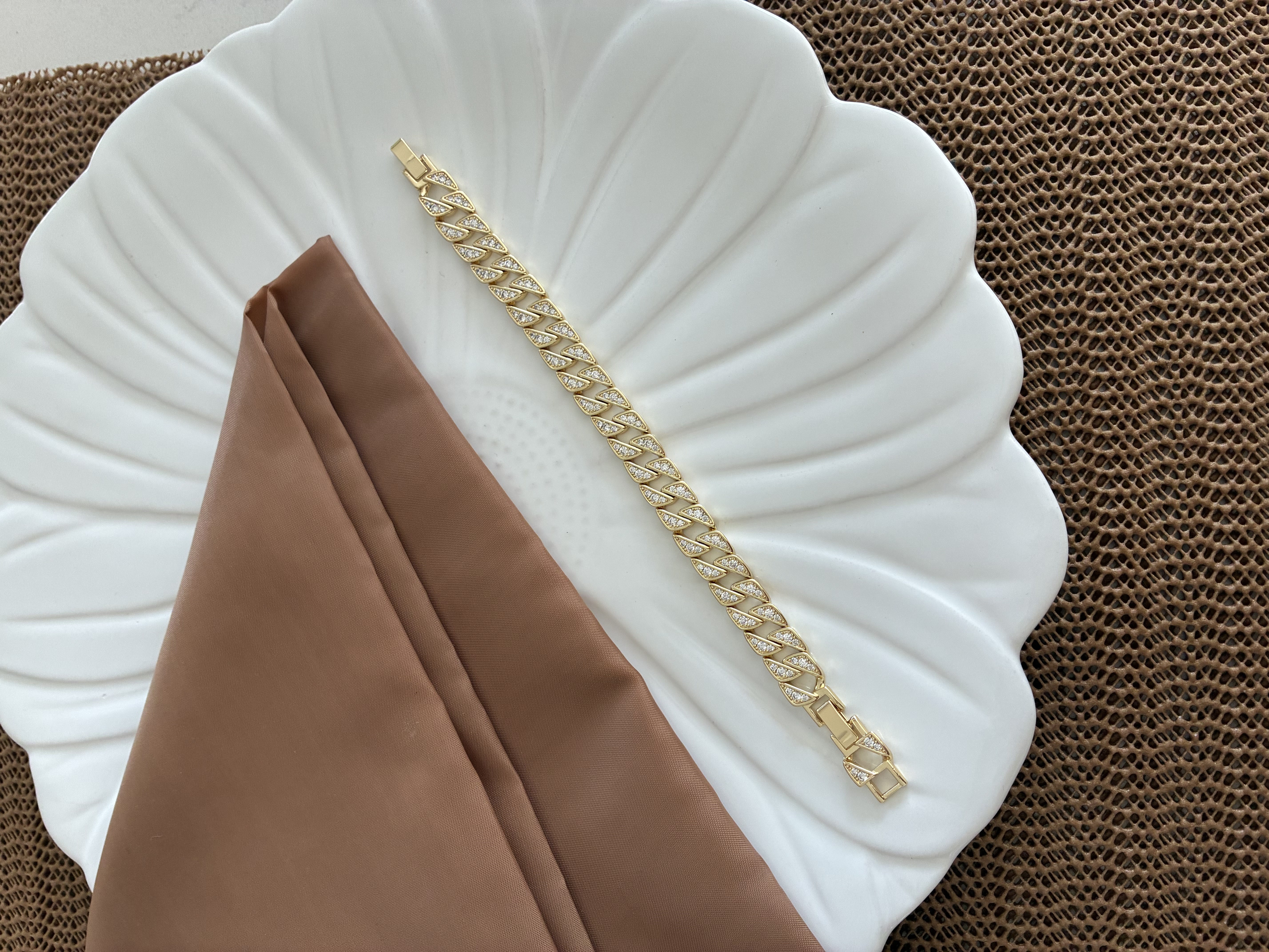 Vip Gold Zirkon Taşlı İki Sıra Üçgen Detaylı Bileklik
