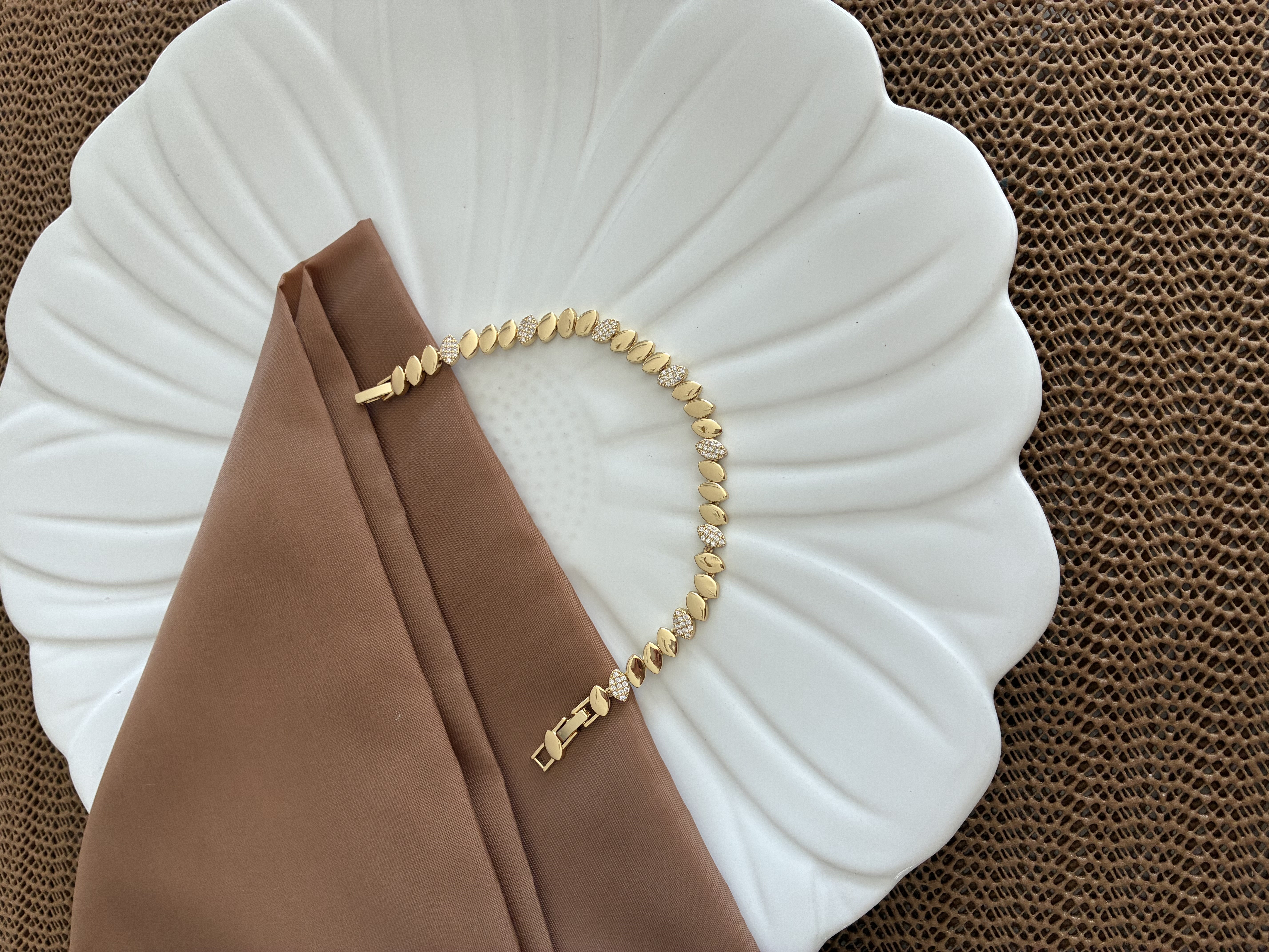 Vip Gold Zirkon Taşlı Plaka Badem Sıralı Bileklik