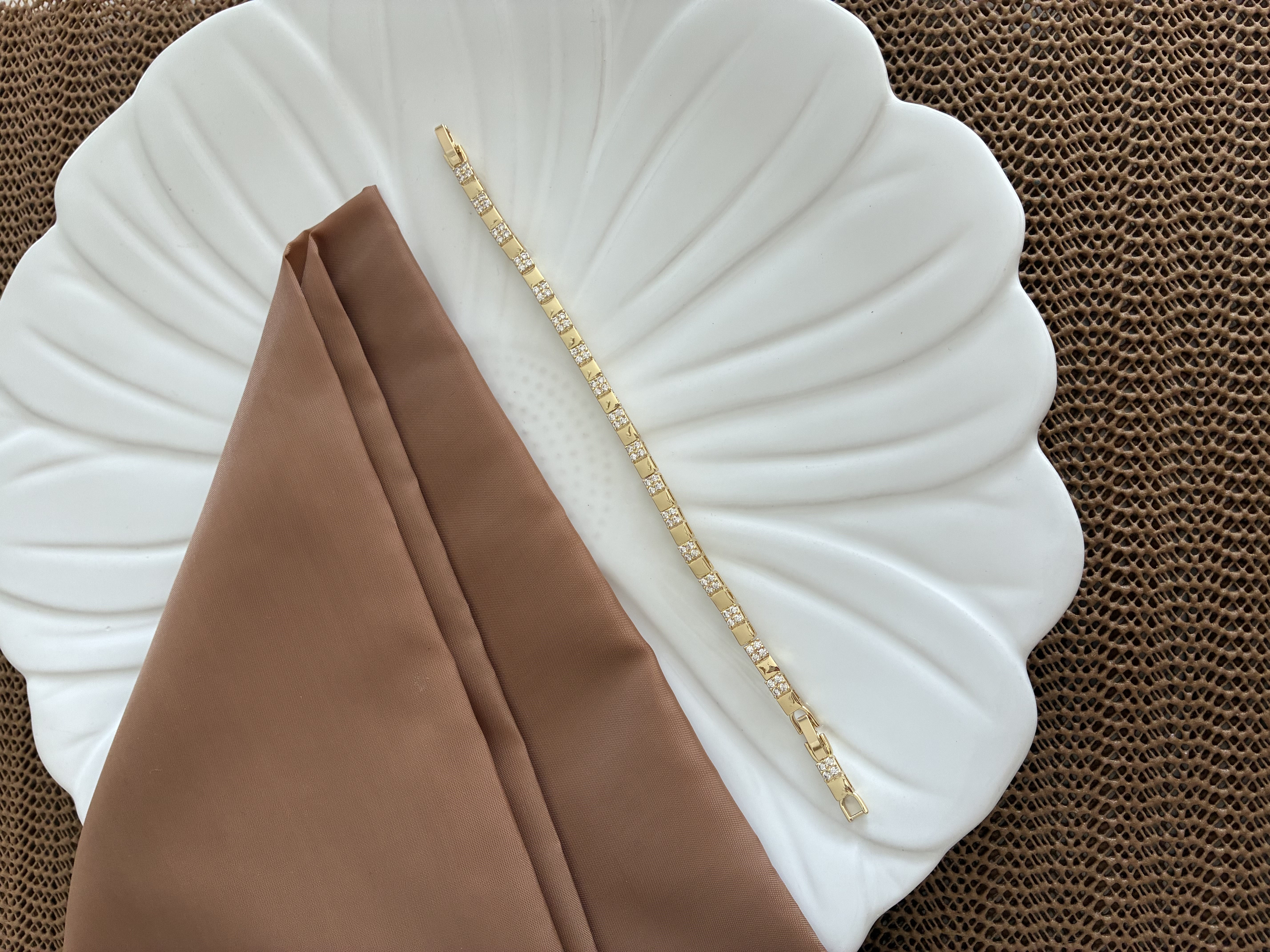 Vip Gold Zirkon Taşlı Plaka Küçük Kare Sıralı Bileklik