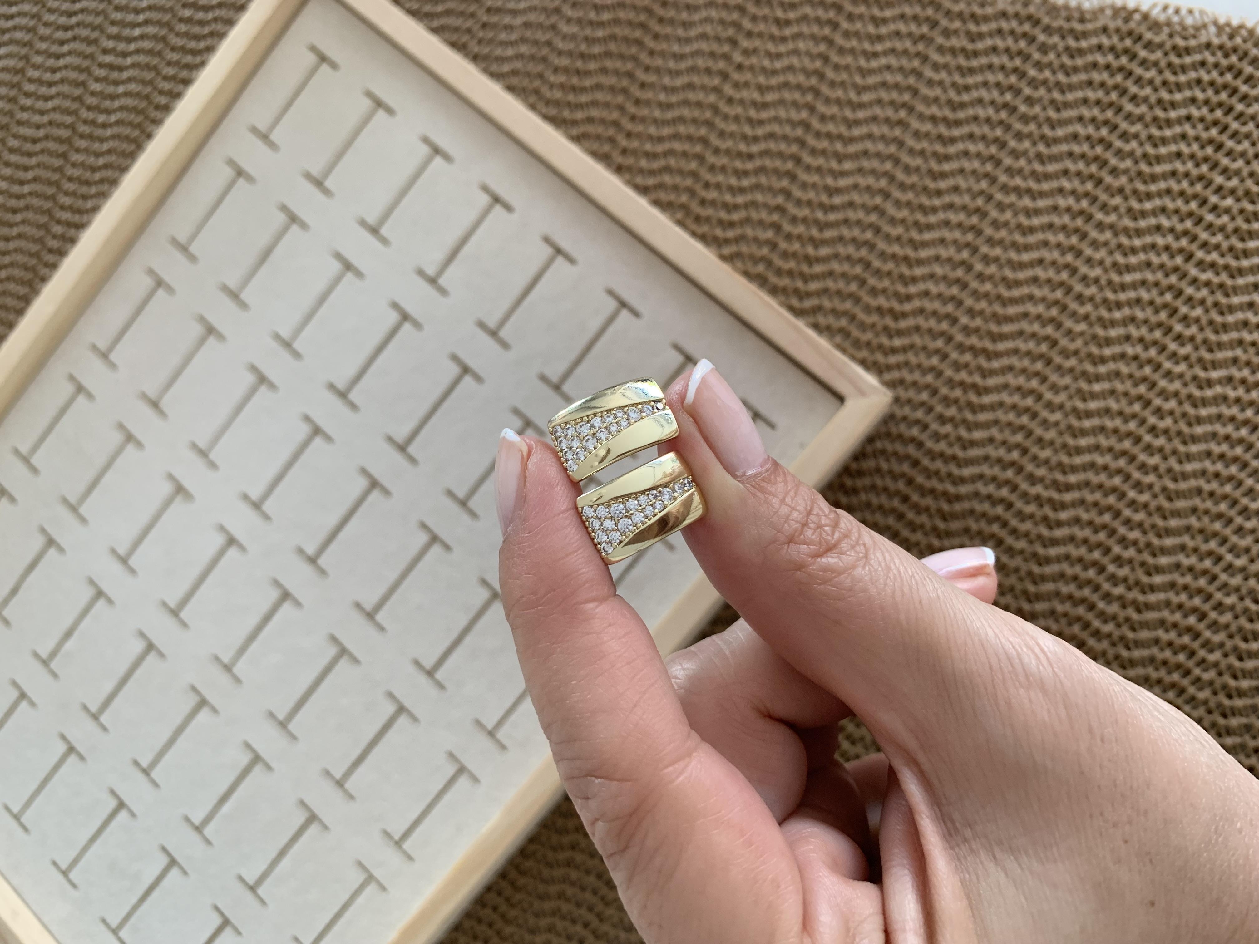 Vip Gold Zirkon Taşlı Plaka V Detaylı U Küpe