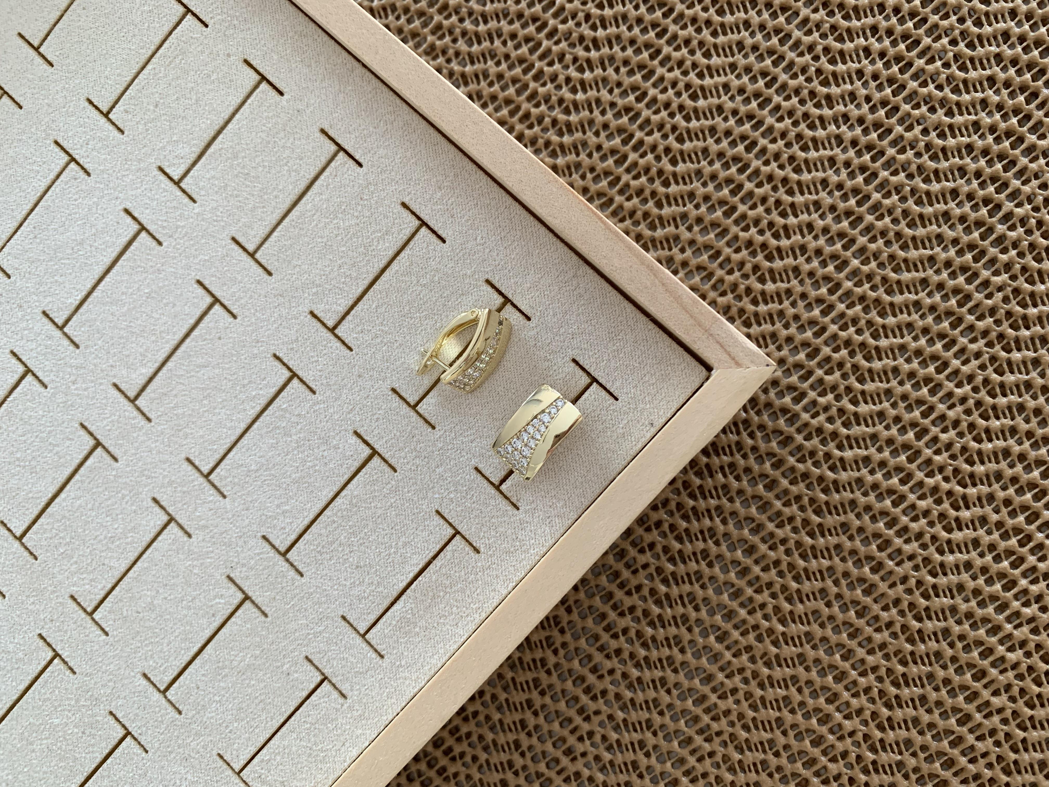 Vip Gold Zirkon Taşlı Plaka V Detaylı U Küpe