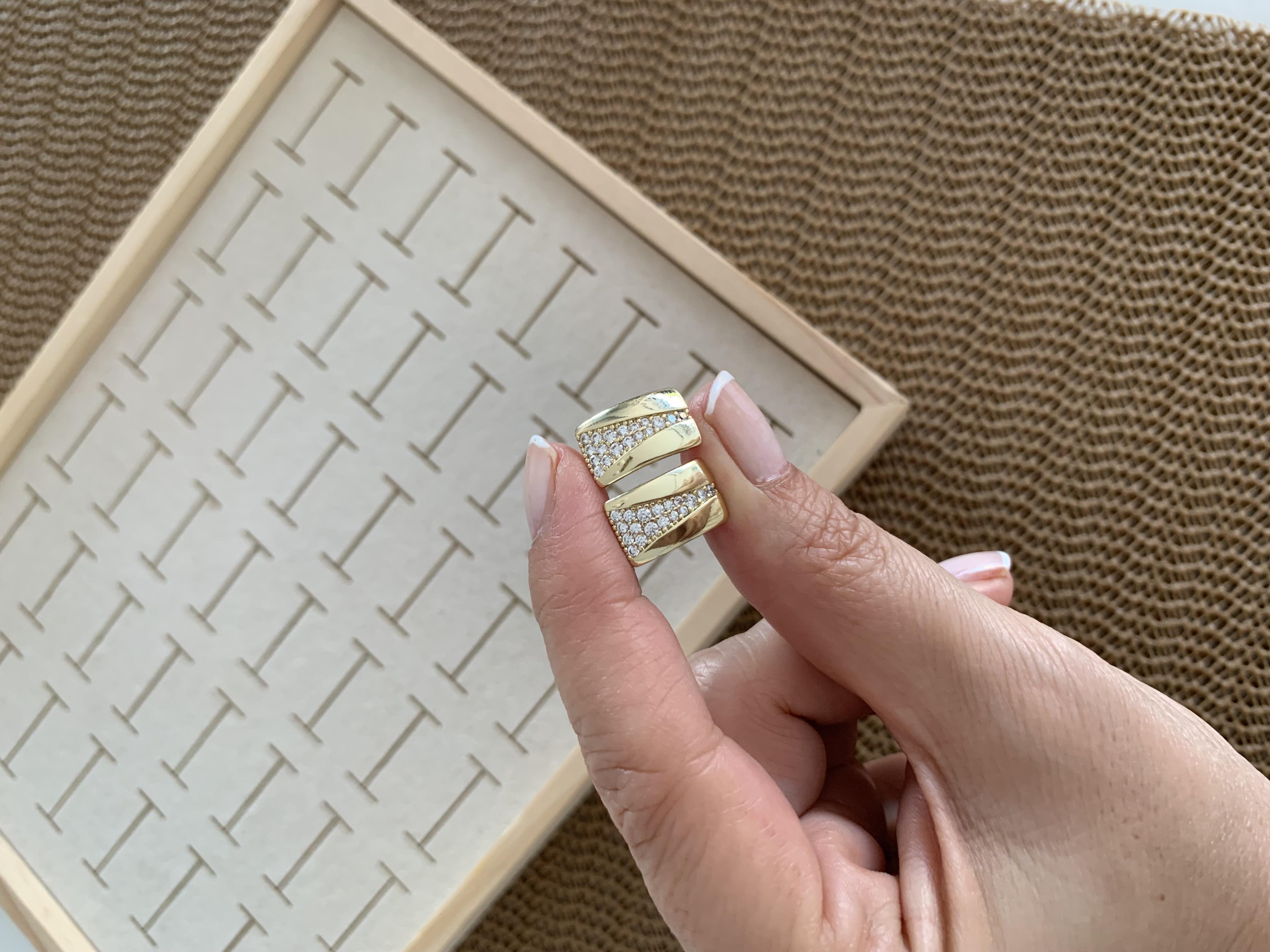 Vip Gold Zirkon Taşlı Plaka V Detaylı U Küpe