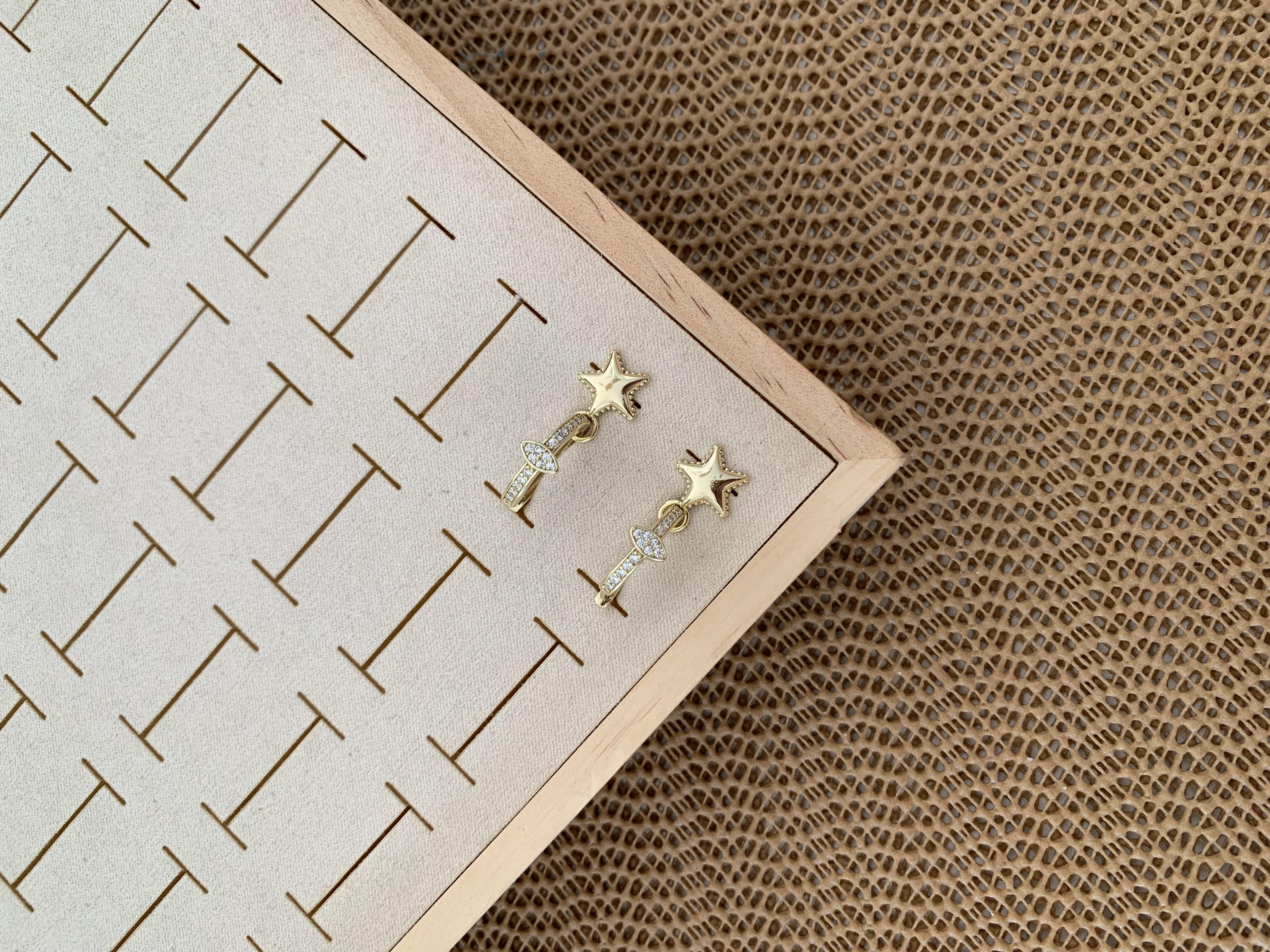 Vip Gold Zirkon Taşlı Plaka Yıldız Sallantılı Halka Küpe