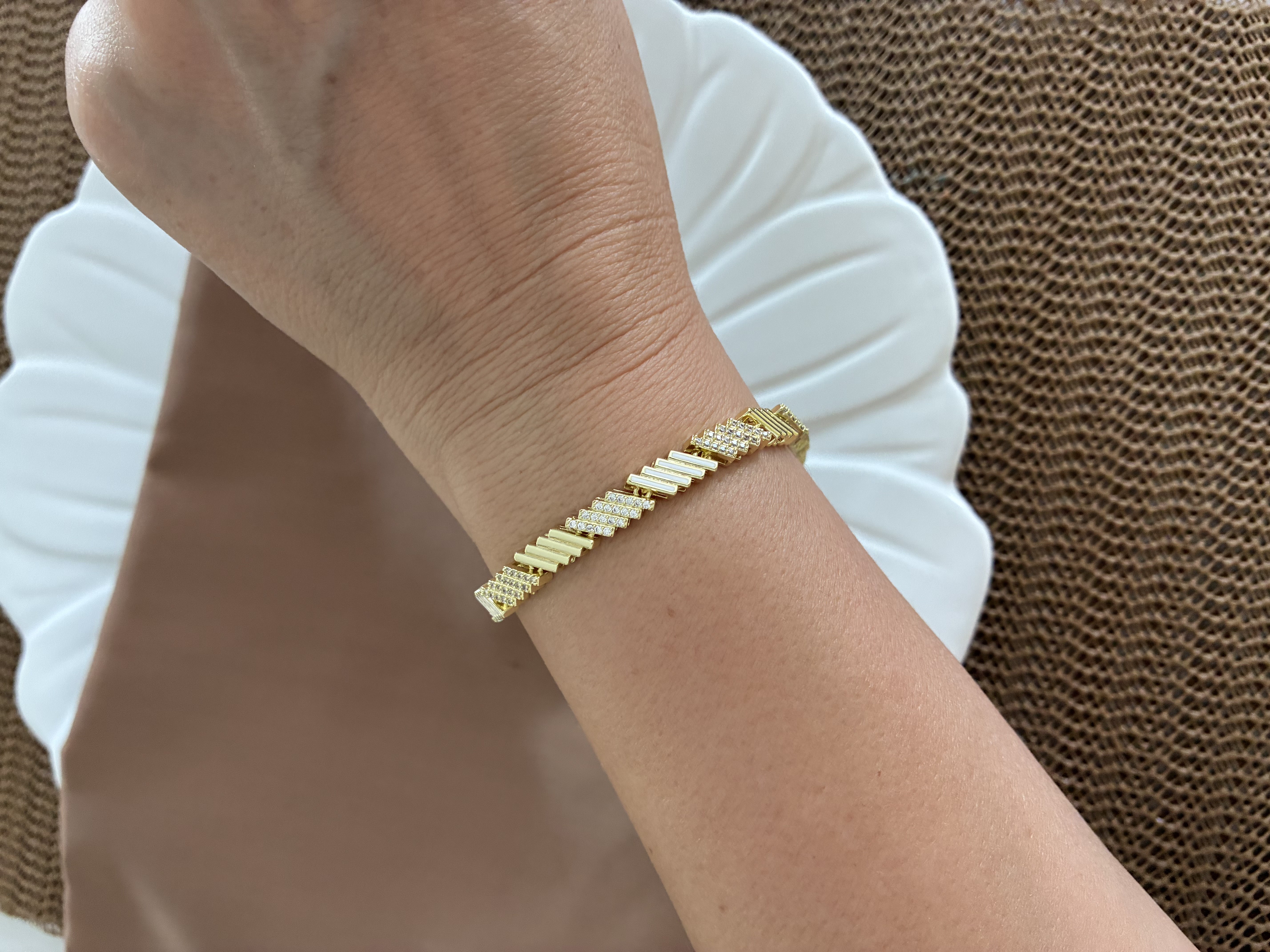 Vip Gold Zirkon Taşlı Zikzak Desenli Bileklik