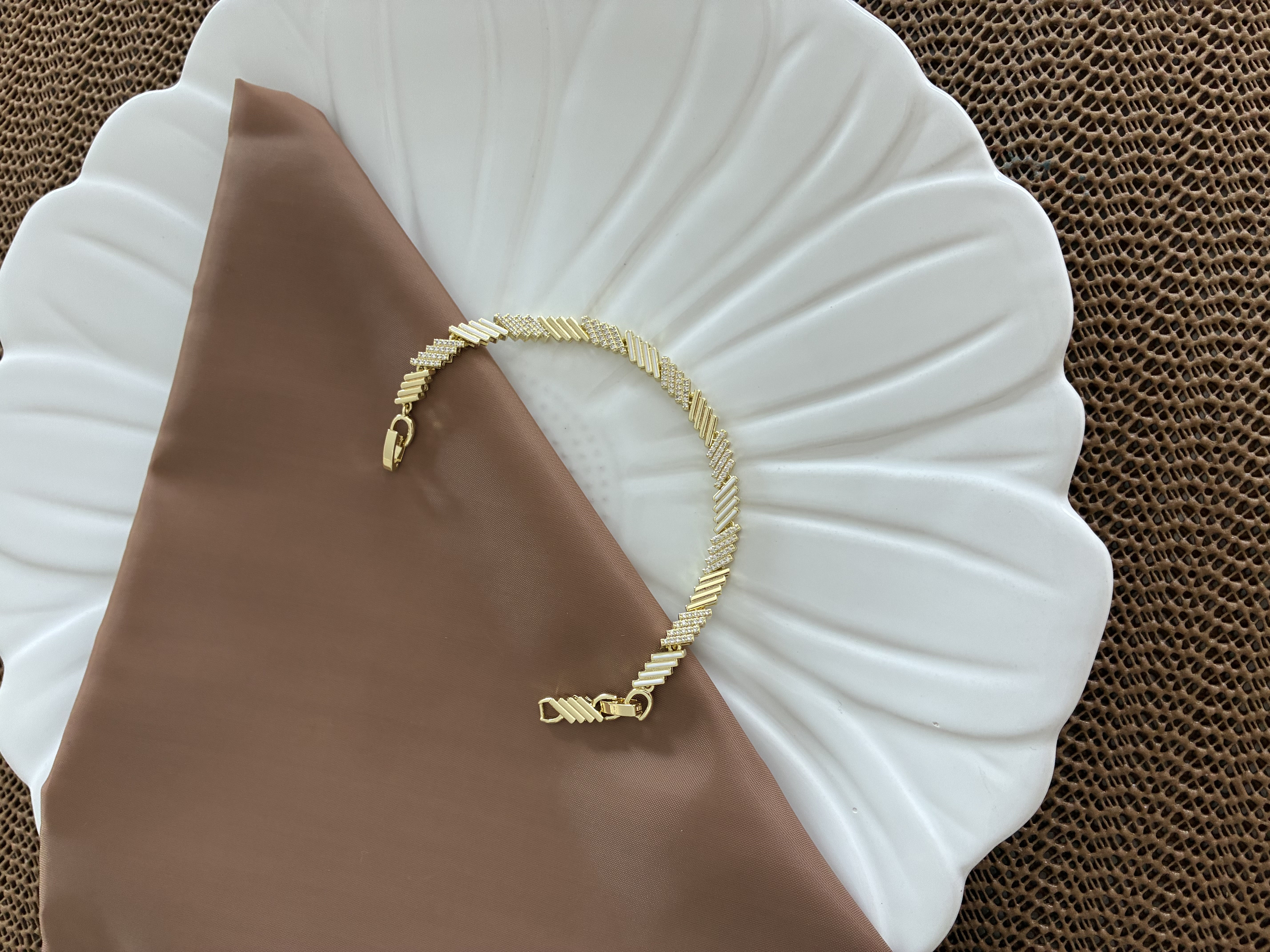 Vip Gold Zirkon Taşlı Zikzak Desenli Bileklik