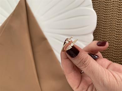 Özel Seri Baget Taşlı Üçgen Yüzük