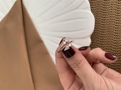 Özel Seri Baget Taşlı Üçgen Yüzük