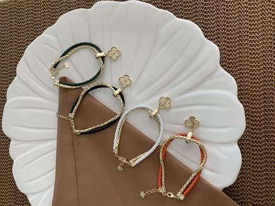 Özel Seri Deri Detaylı Yonca Sallantılı Bileklik