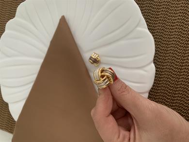 Özel Seri Gold Küçük Kıvrımlı Beyaz Kahve Mineli Tasarım Küpe