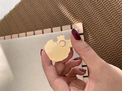 Özel Seri Gold Plaka Küçük Suret Figürlü Broş