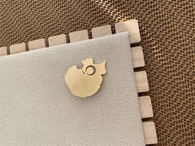 Özel Seri Gold Plaka Küçük Suret Figürlü Broş