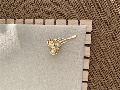 Özel Seri Plaka Kalp Kare Tek Taşlı Broş