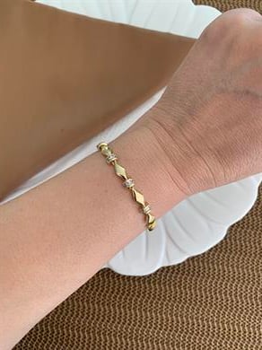 Vip Gold Baget Taşlı Biyeli Plaka Üçgen Detaylı Tasarım Bileklik