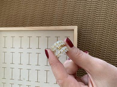 Vip Gold Baget Taşlı İki Sıra Yaprak Detaylı Ay Küpe