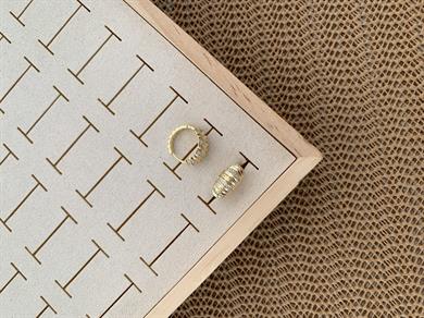 Vip Gold Bombeli Zirkon Taşlı Çizgili Halka Küpe
