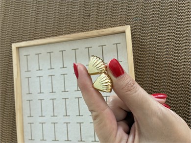 Vip Gold Çizgili Bombeli Midye Küpe