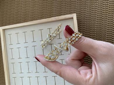 Vip Gold Kıvrımlı Zirkon Taş Sallantılı Tasarım Küpe