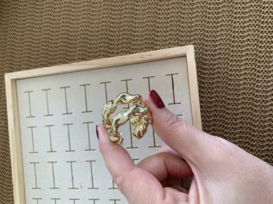 Vip Gold Plaka Kıvrımlı Ay Küpe