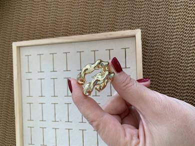 Vip Gold Plaka Kıvrımlı Ay Küpe