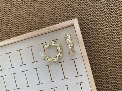 Vip Gold Plaka Kıvrımlı Ay Küpe