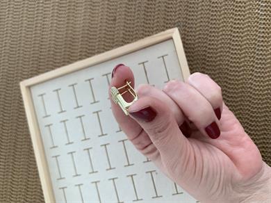 Vip Gold Plaka Zirkon Taşlı Biyeli Çubuk U Küpe