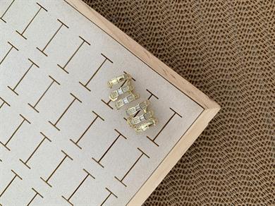 Vip Gold Üç Sıra Zirkon Taşlı Ay Tasarım Küpe