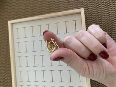 Vip Gold Üç Sıra Zirkon Taşlı Ortası Tek Taş Yıldız U Küpe