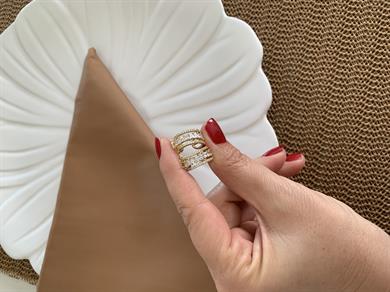 Vip Gold Zirkon Taşlı Ortası Baget Taş Sıralı Ay Halka Küpe