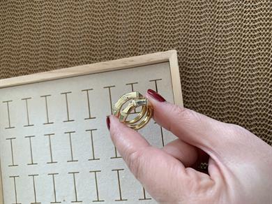 Vip Gold Zirkon Taşlı Plaka Biyeli Halka Küpe