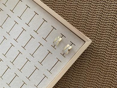 Vip Gold Zirkon Taşlı Plaka V Detaylı U Küpe