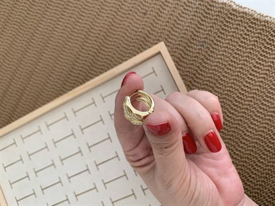 Vip Gold Zirkon Taşlı Üçgen Desenli Halka Küpe