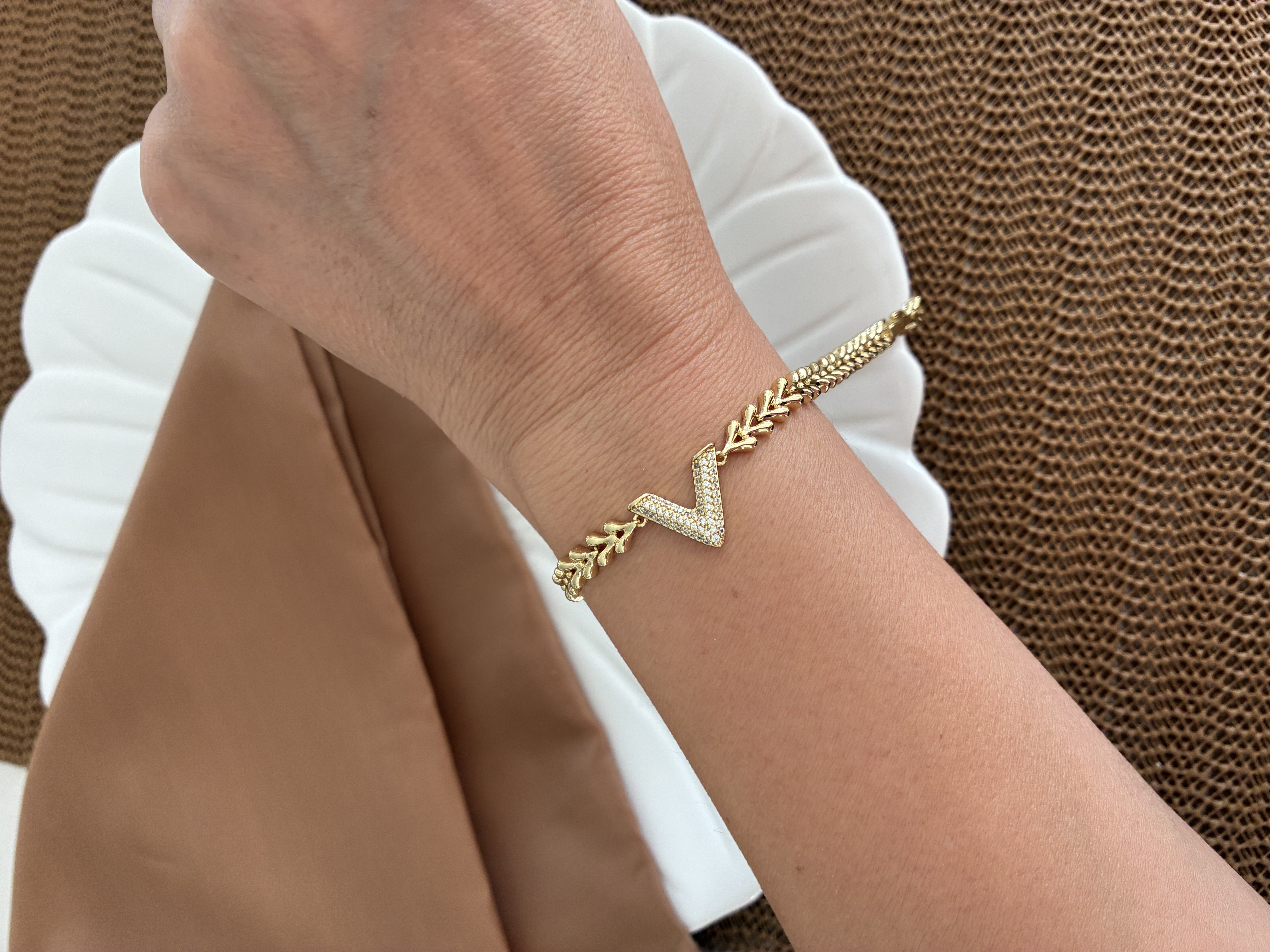 Vip Gold Balık Sırtı Zirkon Taşlı V Tasarım Bileklik
