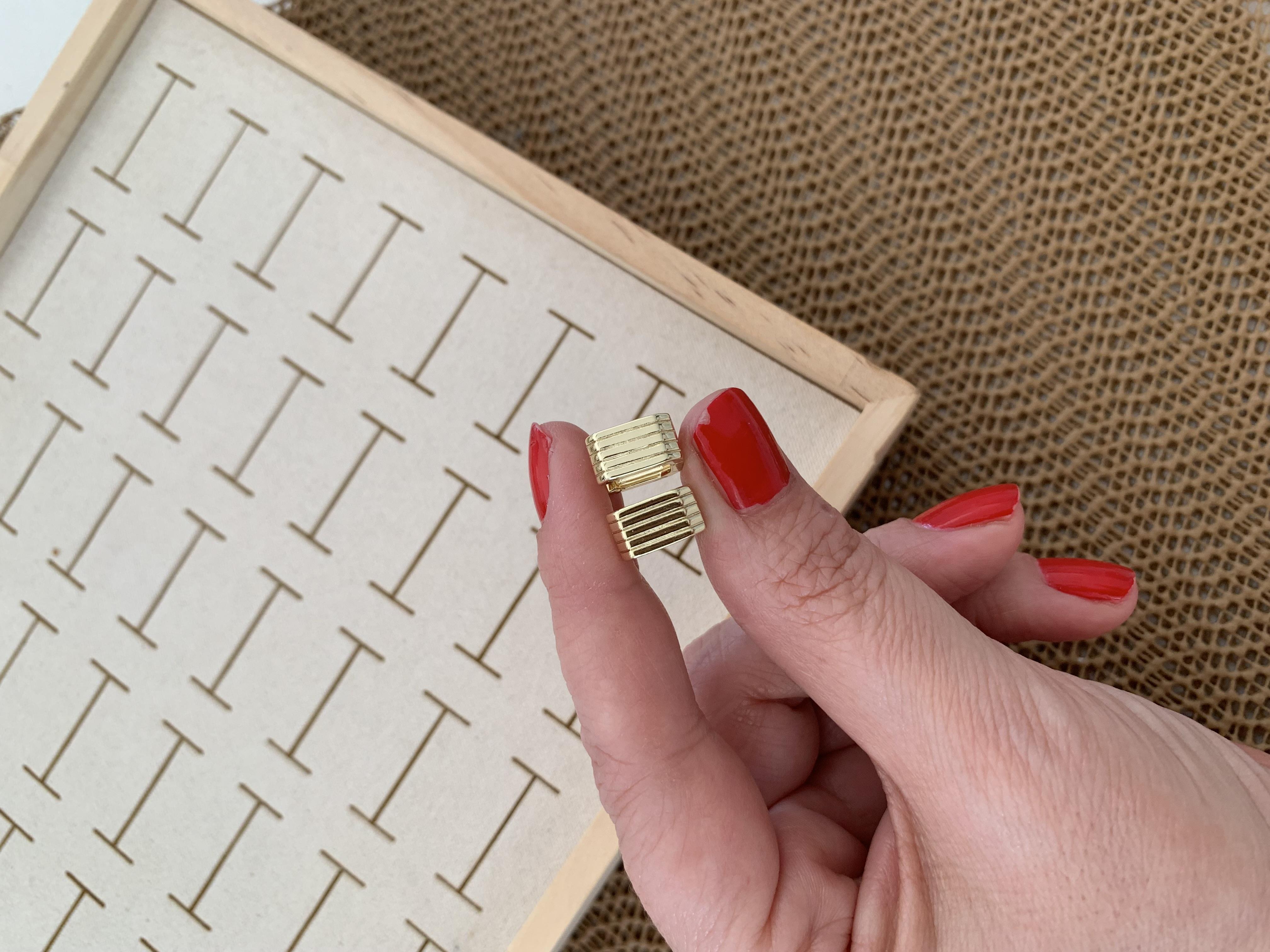 Vip Gold Çizgili Mini Kare Küpe