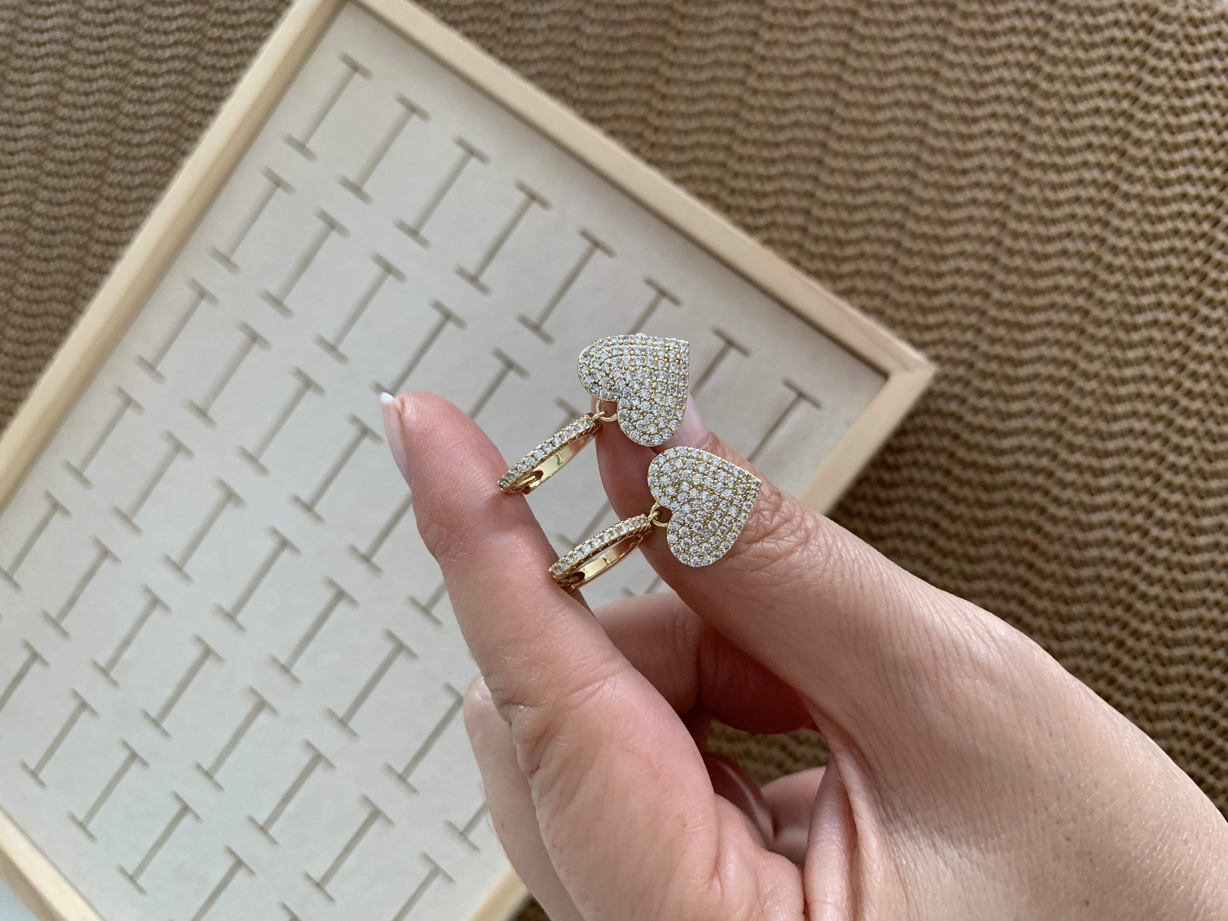 Vip Gold Komple Zirkon Taş Kalp Sallantılı Tasarım Küpe