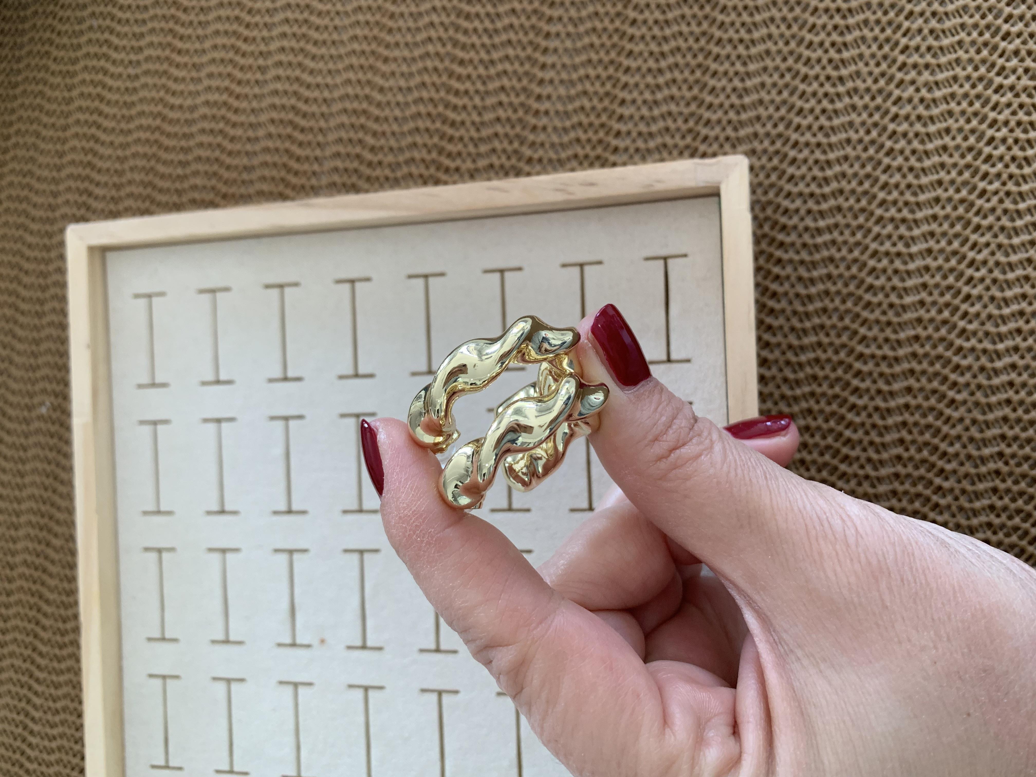 Vip Gold Plaka Kıvrımlı Ay Küpe