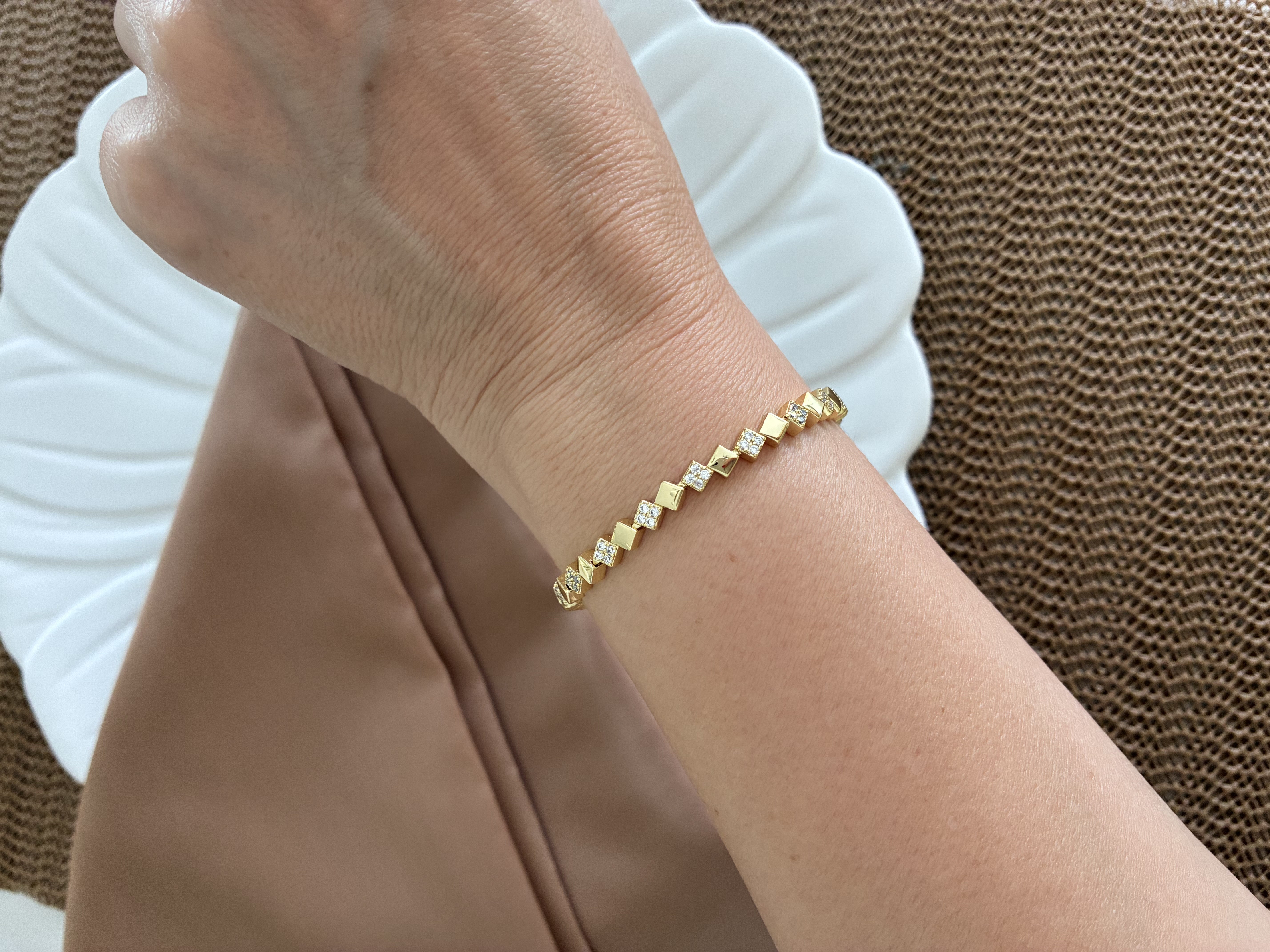 Vip Gold Plaka Zirkon Taş Kare Sıralı Bileklik