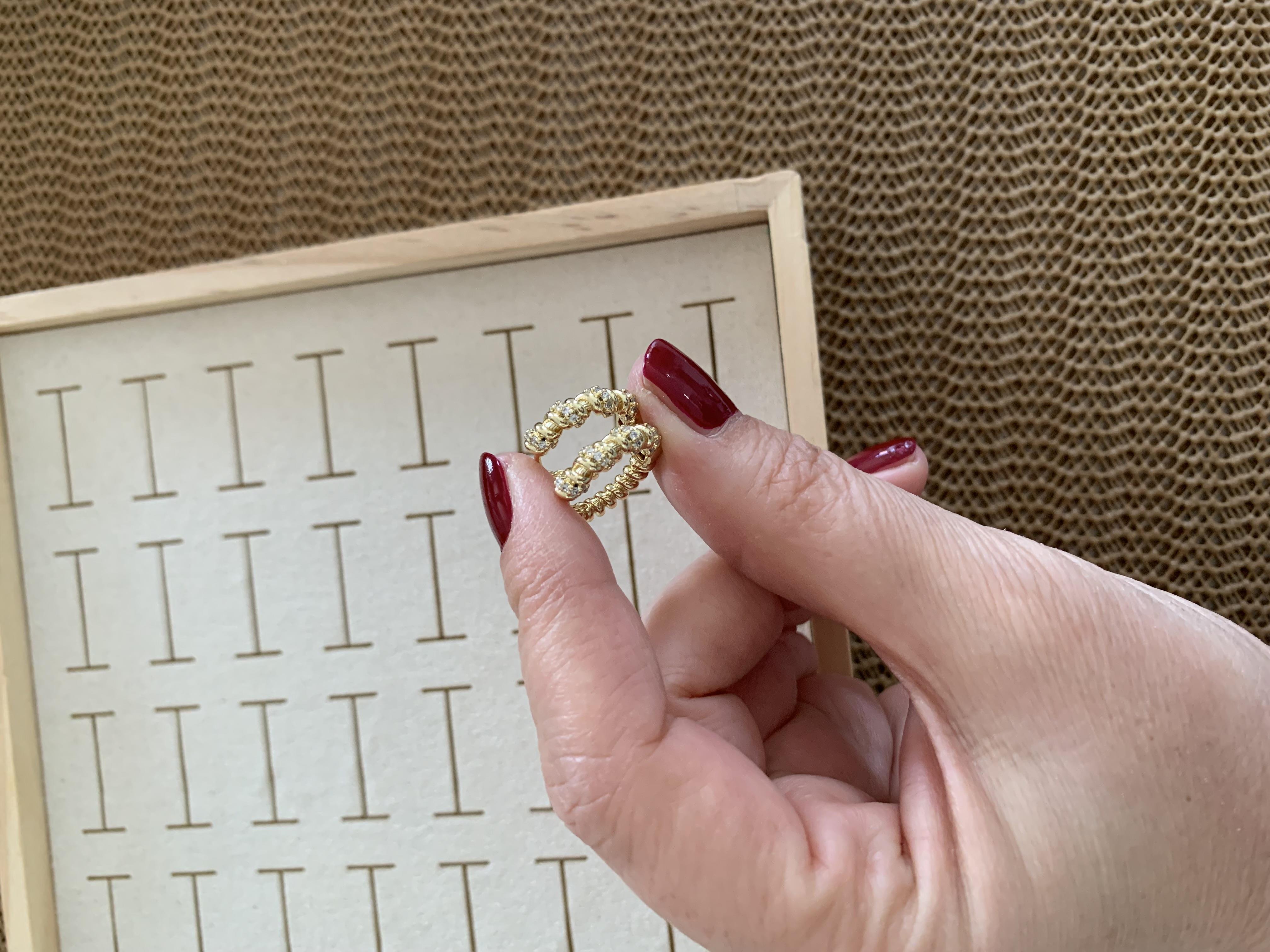 Vip Gold Zirkon Taşlı Kıvrımlı Halka Küpe