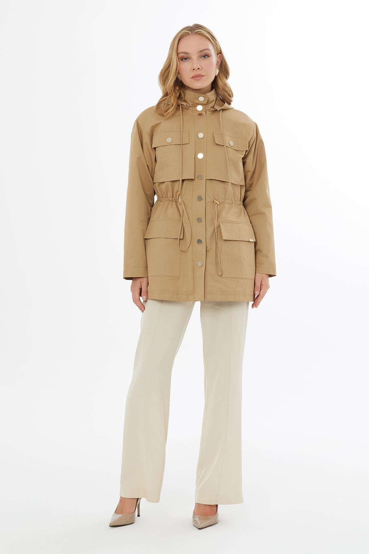 Büzgü Bel Detaylı Cepli Bej Mont