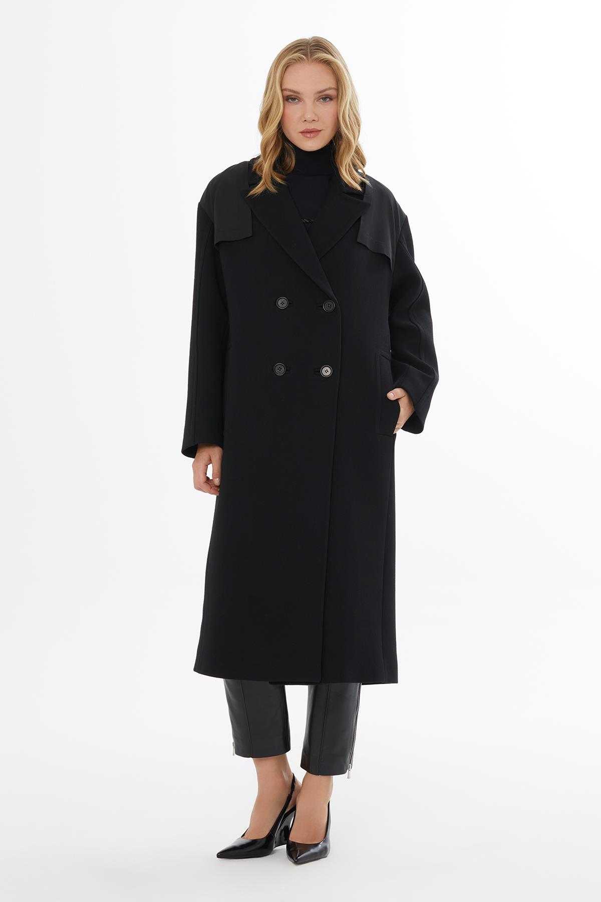 Düz Kesim Pelerin Detaylı Siyah Yün Kaban