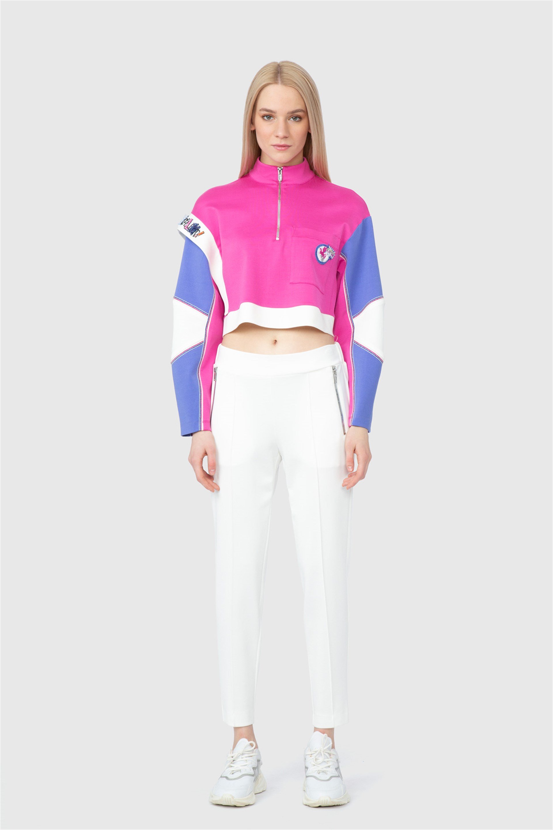Kontrast Renk Detaylı Nakış Aplikeli Crop Pembe Sweatshirt