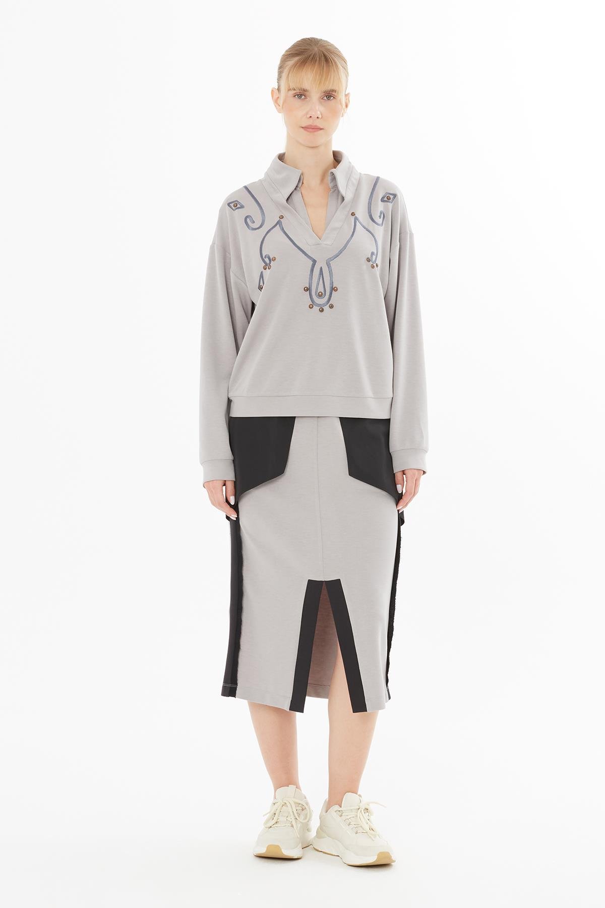 Metal Aksesuarlı Nakış Detaylı Gri Bluz