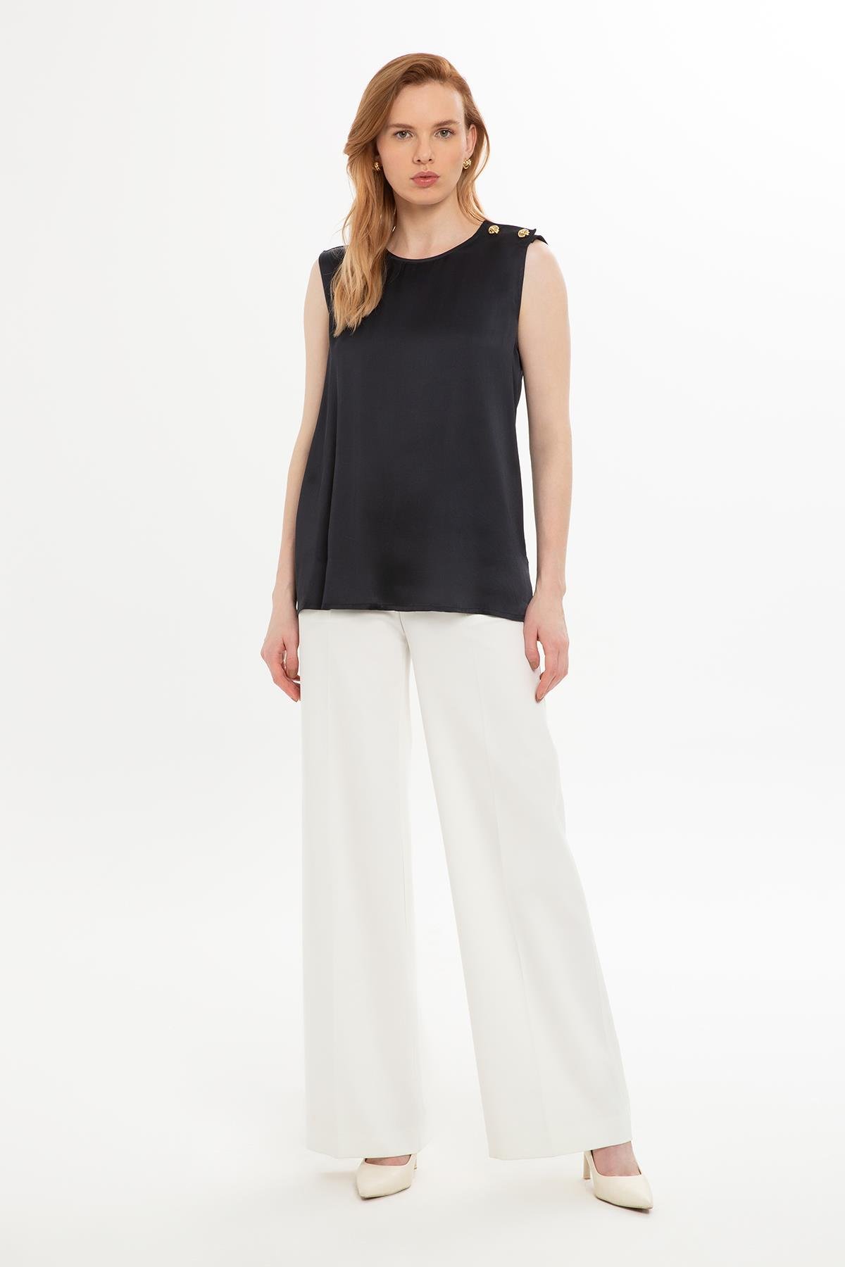 OMUZDAN DÜĞMELİ KOLSUZ BLUZ