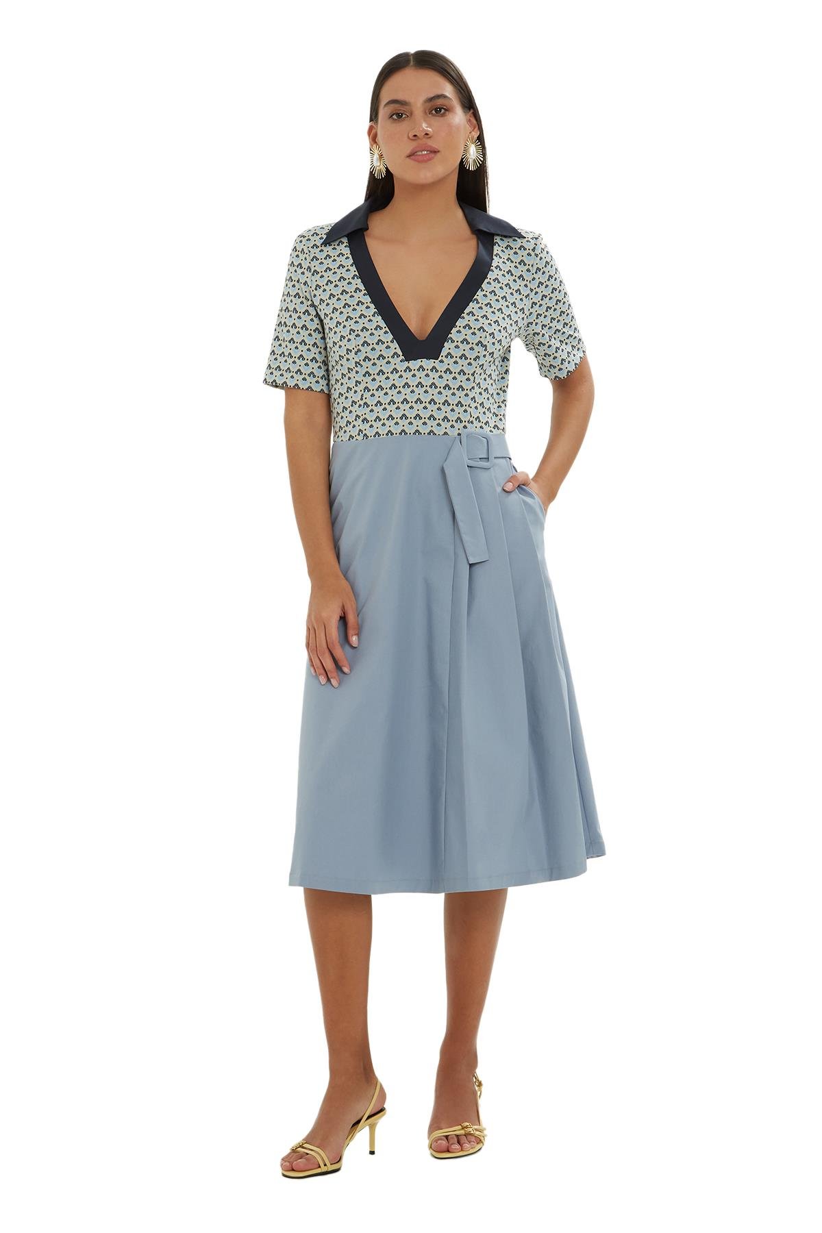 V YAKA ÜST BEDEN DESENLİ BELDE KEMER TOKALI PİLELİ ELBİSE