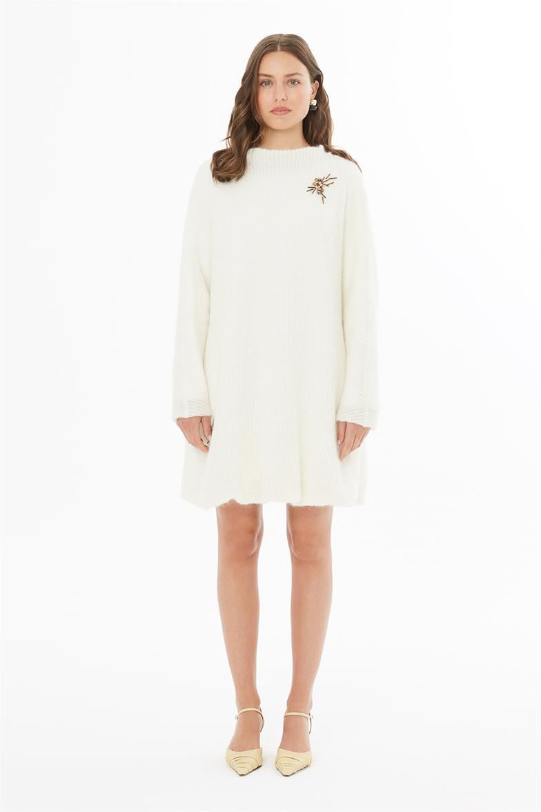 Broş Detaylı Balon Kesim Ekru Kazak Elbise