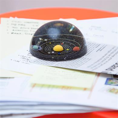 Kikkerland Planetarium Paperweight Kağıt Ağırlığı Güneş Sistemi