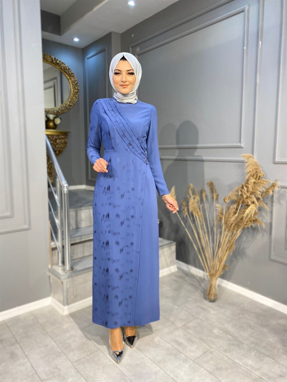 70079 ÖZEL TASARIM OMZU PİLE DETAYLI VARAKLI ELBİSE 