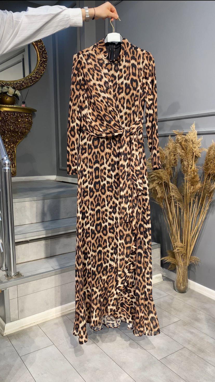 nevon 4545 kuşak detaylı ve fırfırlı leopar şifon elbise modelimiz
