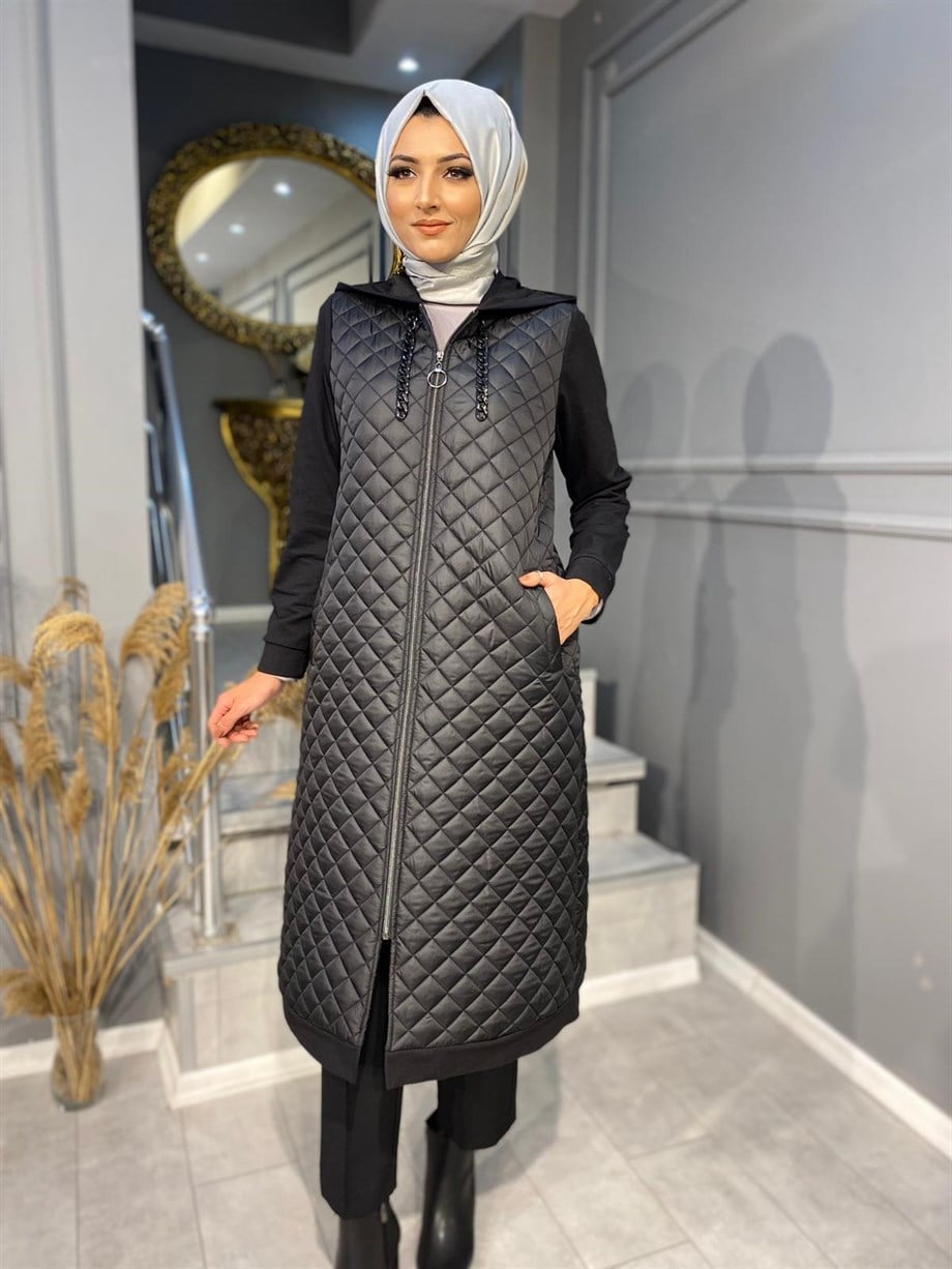 NEVBAHAR ÖZEL KOLEKSİYON ZİNCİR DETAYLI TAMAMEN KAPİTONE KAP MODELİ 