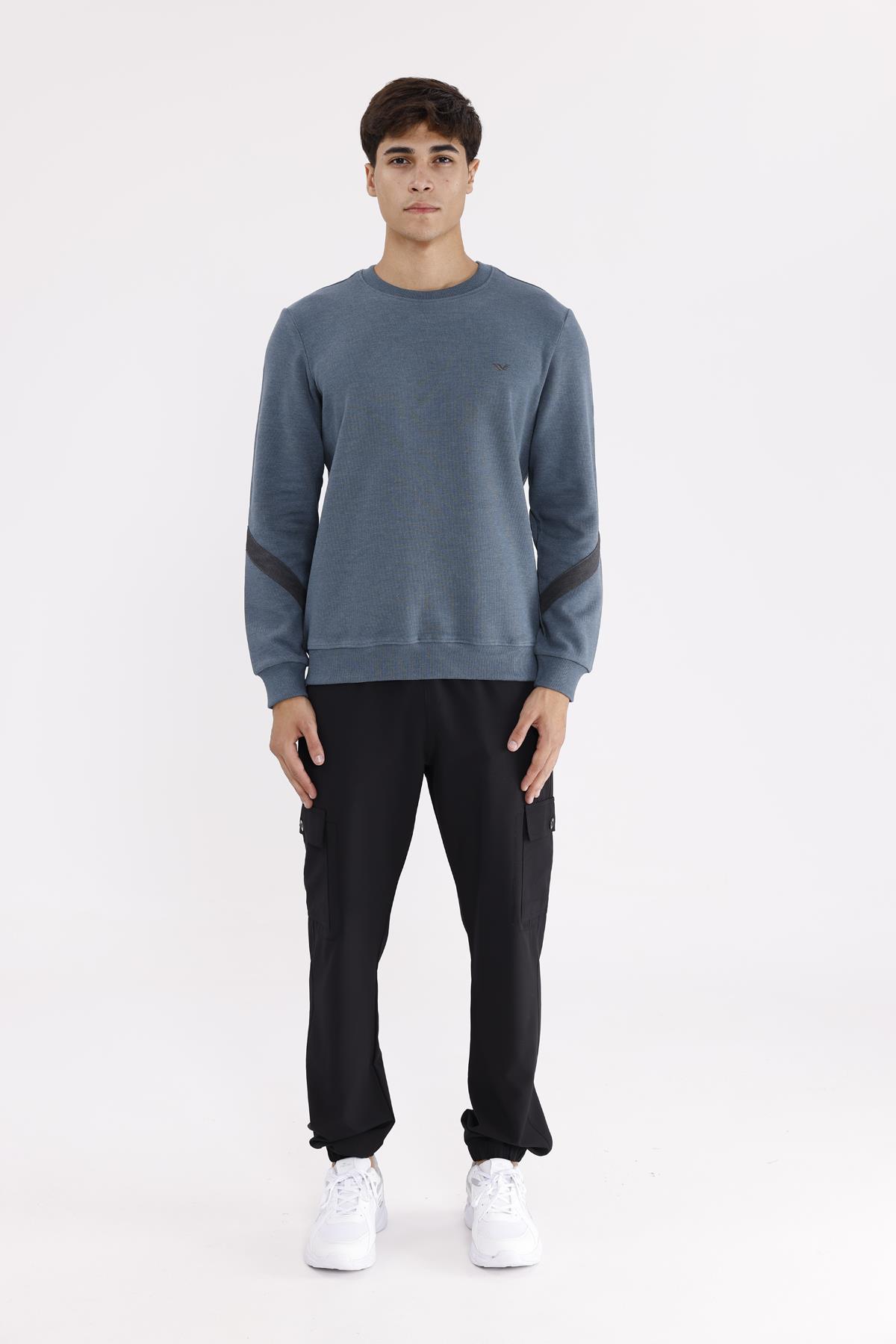 Kol Şerit Detaylı Yuvarlak Yaka Göğüs Logolu Rahat Kalıp Mevsimlik Sweatshirt