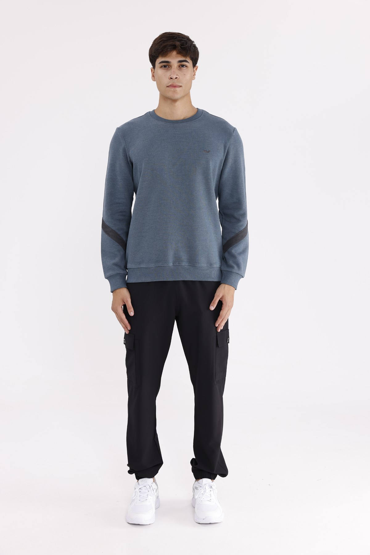 Kol Şerit Detaylı Yuvarlak Yaka Göğüs Logolu Rahat Kalıp Mevsimlik Sweatshirt